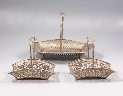 סט קערות כסף יפניות. סט 3 קערות כסף סטרלינג יפניות, מעוטרות בתבליטים בדוגמת במבוק ובעבודה פתוחה. 