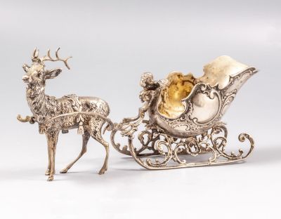 קערת כסף גרמנית, אייל עם מזחלת שלג. קערת כסף, ככל הנראה גרמנית, בצורת אייל עם מזחלת שלג. מעוטרת 