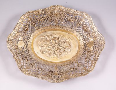 קערת כסף לפירות. קערה לפירות מכסף 800. מעוטרת בעבודת חסר ותבליטים עם מוטיבים צמחיים. מידות: 