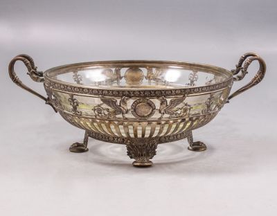 בסיס כסף גרמני. בסיס לקערה גרמני מכסף, 1910 בקירוב. מעוטרת בעבודת חסר, מראה גריפונים ולוחית עם 