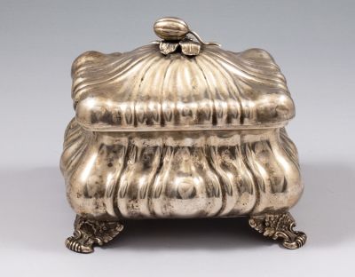 קופסת כסף אוסטרו-הונגרית. קצה המכסה מעוטר בתבליטים עם מוטיבים צמחיים. מידות: 11.5X11X14 ס"מ. 