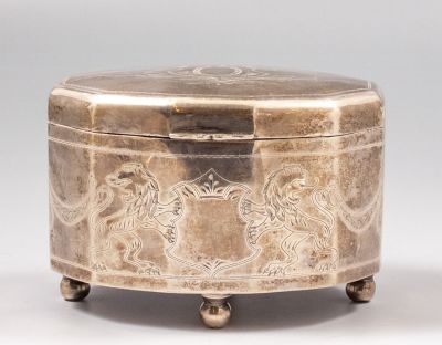 קופסת כסף פולנית מעוטרת בעבודת חריטה עם דמויות אריות ומוטיבים צמחיים. ניצבת על 4 רגליים. מידות: 