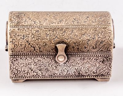 קופסת כסף סטרלינג לתכשיטים, מעוטרת בעבודת בלט עם מוטיבים צמחיים. מידות: 5X5X9 ס"מ. משקל: 198 