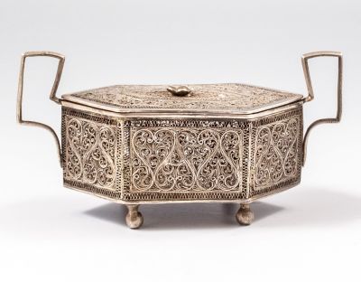 קופסת כסף, ככל הנראה טורקית, מעוטרת בעבודת פיליגרן עם עיטורי פרחים. ניצבת על 4 רגליים. מידות 