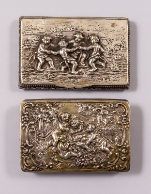 קופסאות טבק גרמניות מכסף. לוט 2 קופסאות טבק גרמניות מכסף, מעוטרות בסצנות ניאו קלאסיות. מידות: 