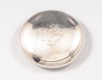 קופסת כסף אנגלית תוצרת John Millward Banks, צ'סטר, 1890. מעוטרת בעבודת חריטה עם מונוגרמה. 