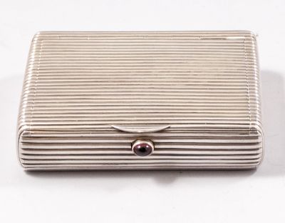 קופסת כסף, אר-דקו. קופסת כסף 900, אר-דקו. סוגר משובץ אבן חן אדומה. מידות: 6.5X1.5X8 ס"מ. משקל: 