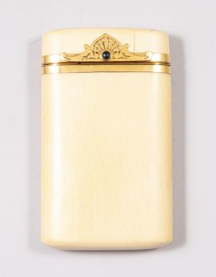 קופסת סיגריות מגילוף וזהב. קופסת סיגריות מגולפת מעוטרת זהב 18K ואבן ספיר קבושון, צרפת, סוף המאה 