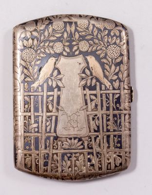 קופסת כסף אוסטרית, אר-דקו. קופסת כסף אוסטרית לסיגריות, אר-דקו. מעוטרת בעבודת ניילו עם ציפורים 