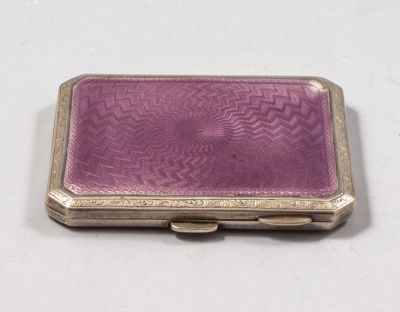 קופסת כסף ואמייל אנגלית. קופסת כסף אנגלית, ברמינגהם, 1902. מעוטרת באמייל, עבודת גיושה וחריטה עם 