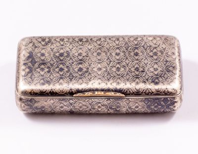 קופסת טבק רוסית מכסף 84, 1860. מעוטרת בעבודת ניילו עם מוטיבים צמחיים. נושאת הקדשה חרוטה מגלזגו 