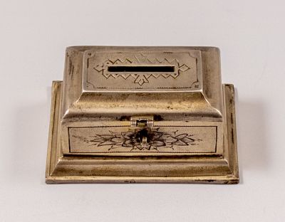 קופת כסף רוסית. קופת כסף 84 רוסית, 1893. מעוטרת בעבודת חריטה עם מוטיבים צמחיים וגיאומטריים. 