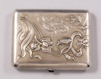 קופסת סיגריות רוסית מכסף, אר-נובו. קופסת סיגריות רוסית מכסף, מוסקבה, ראשית המאה ה-20. אר-נובו. 