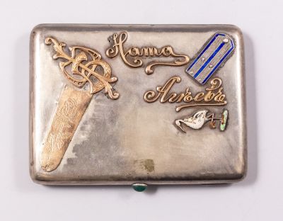 קופסת כסף רוסית. קופסת כסף 84 רוסית, קייב, 1900 בקירוב. מעוטרת בעבודת בלט עם מוטיבים צמחיים 