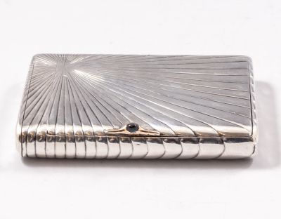 קופסת סיגריות רוסית מכסף, אר-נובו. קופסת סיגריות רוסית מכסף. סוגר משובץ אבן ספיר קבושון. מידות: 