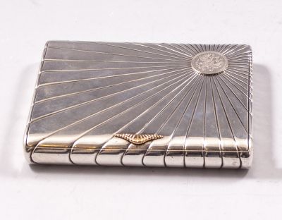 קופסת סיגריות רוסית מכסף, אר דקו. קופסת סיגריות רוסית מכסף, אר-דקו. משובצת מטבע 5 רובל מכסף 