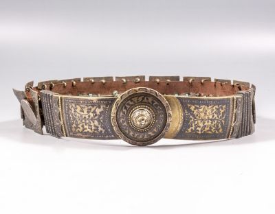חגורת כסף וניילו רוסית. חגורת כסף 84 רוסית, ראשית המאה ה-20. מעוטרת בעבודת ניילו עם מוטיבים 