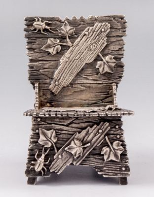 מלחיית כסף בסגנון רוסי, מעוצבת בצורת כסא ומעוטרת באפליקציות פרחים ועכביש. מוזהבת בחלק הפנימי. 