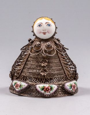 פיגורת כסף ופורצלן בדמות אישה עם פרחים, ככל הנראה רוסית. מעוטרת בעבודת פיליגרן. גובה: 6 ס"מ. 