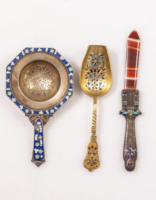 פריטי כסף ואמייל. לוט 3 פריטי כסף ואמייל, כולל: מסננת כסף דנית מעוטרת באמייל עם מוטיבים צמחיים 