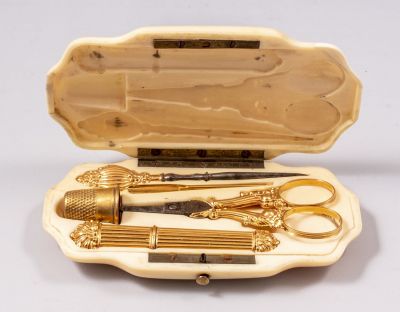 סט כלי תפירה מזהב בקופסה מגולפת. סט כלי תפירה צרפתי ישן, עשויים מתכת וזהב 18K, קופסת המחטים 
