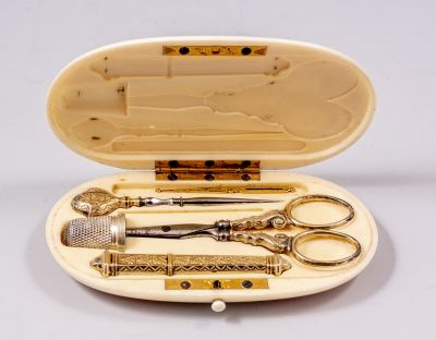 סט כלי תפירה מכסף בקופסה מגולפת. סט כלי תפירה ישן צרפתי מכסף עם חלקים מוזהבים, 1900 בקירוב. 