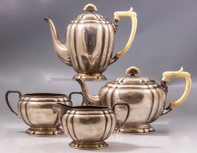 סט לקפה ותה אנגלי מכסף תוצרת Charles Boyton & Son Ltd, שפילד, 1932. כולל: 2 קומקומים, כלי לסוכר 