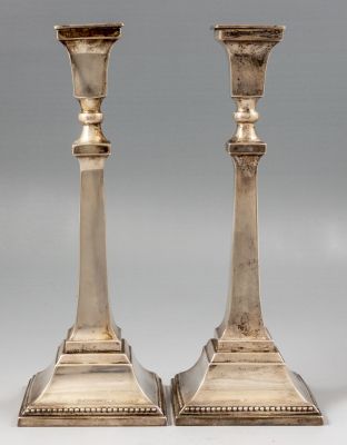 זוג פמוטי כסף אנגלים, ברמינגהם, 1946. גובה: 27.5 ס"מ. משקל כולל: 647 גרם. חתומים.