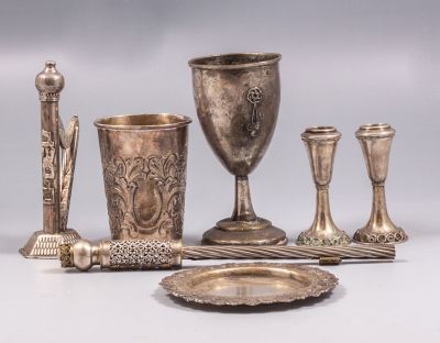 פריטי כסף. לוט 7 פריטי כסף, כולל: כוס קידוש, פמוטים מיניאטוריים, מגדל בשמים בצורת נבל, גביע 