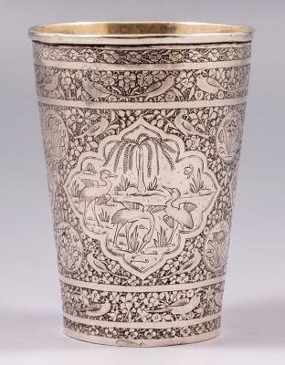 גביע כסף פרסי, עבודת איספהן. מעוטר בעבודת חריטה עם ציפורים ומוטיבים צמחיים. גובה: 11 ס"מ. משקל: 