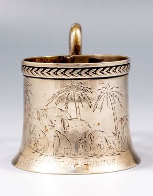 מחזיק לכוס רוסי מכסף. מחזיק לכוס מכסף 84, 1900 בקירוב. מעוטר בעבודת חריטה עם פילים ועצים ונושא 