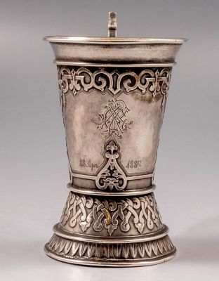 ספל רוסי מכסף 84, 1871. מעוטר בעבודת בלט ונושא חריטה מאוחרת משנת 1887. ידית בצורת סוס (ככל 