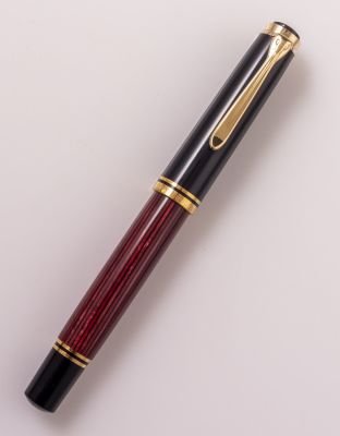 עט נובע, Pelikan M800. עט נובע תוצרת Pelikan דגם M800, גוף אדום פסים עם מכסה שחור. אורך: 14.1 