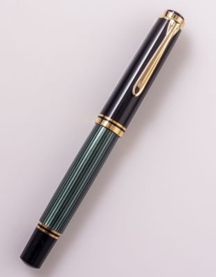 עט רולר, Pelikan R800. עט רולר תוצרת Pelikan דגם R800, גוף ירוק פסים עם מכסה שחור. אורך: 14.1 