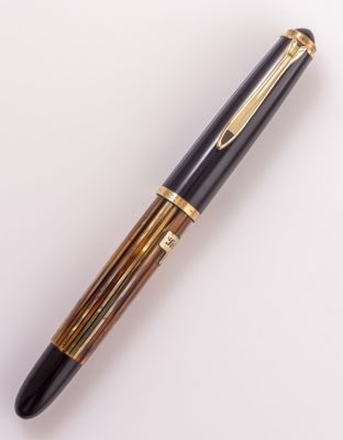 עט נובע, Pelikan 400NN, צבע שריון צב חום מפוספס. אורך: 13 ס"מ. ציפורן זהב 14K במידה EF. מצב טוב 