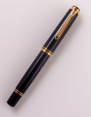 עט נובע, Pelikan M800 - מערב גרמניה. עט נובע תוצרת Pelikan מערב גרמניה, דגם M800, שחור. אורך: 