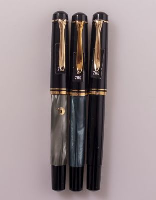 עטים נובעים, Pelikan M200. לוט 3 עטים נובעים, פליקן, דגם M200, צבעים שונים. אורך: 13 ס"מ. ציפורן 