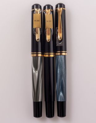 עטים נובעים, Pelikan M200. לוט 3 עטים נובעים, פליקן, דגם M200, צבעים שונים. אורך: 13 ס"מ. ציפורן 