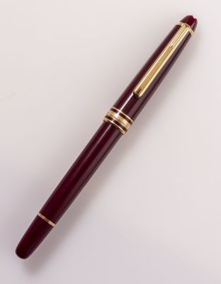 עט נובע, Montblanc Meisterstuck 144, צבע בורגונדי. אורך: 13.6 ס"מ. ציפורן זהב 14K בשני צבעים 