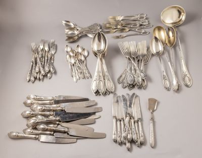 סכו"ם כסף, לטביה. לוט סכו"ם מכסף 875, לטביה, כולל מזלגות, כפות, כפיות וכלי הגשה. בנוסף חלקי 