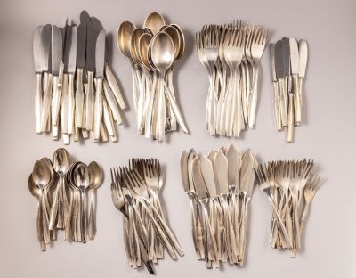 סט סכו"ם כסף גרמני. סט סכום גרמני מכסף 800 (לא שלם). משקל כולל, ללא סכינים: 5500 גרם. חתומים.