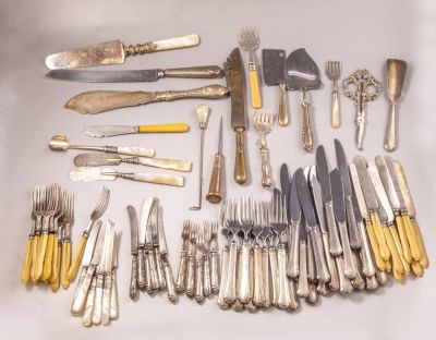 חלקי סכו"ם, ידיות מכסף. לוט גדול של חלקי סכו"ם, חלקם הגדול עם ידיות מכסף. גדלים ומצבים שונים.