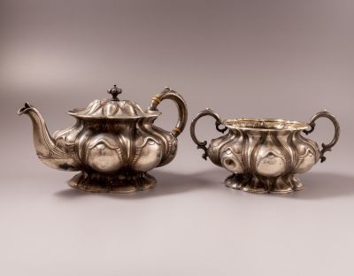 קומקום וכלי לסוכר מכסף, רוסיה. קומקום וכלי לסוכר מכסף 84, רוסיה, אמצע המאה ה-19. מעוטרים בעבודת 