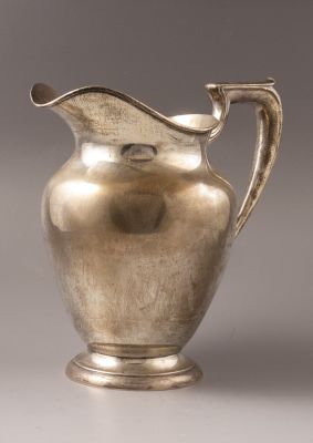 קנקן כסף סטרלינג, Wallace. קנקן כסף סטרלינג אמריקאי תוצרת Wallace. גובה: 22 ס"מ. משקל: 691 גרם. חתום.