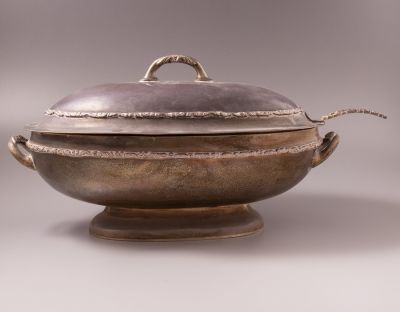 מרקייה ומצקת מכסף, מקסיקו. מרקייה ומצקת מכסף סטרלינג, מקסיקו. גובה: 20 ס"מ. רוחב: 40 ס"מ. אורך 