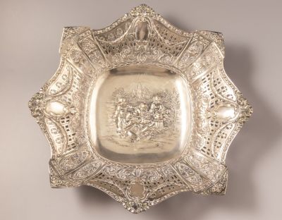 קערת גרמנית מכסף, הנאו. קערת כסף 800 תוצרת Karl S&ouml;hnlein & S&ouml;hne, הנאו, גרמניה. מעוטרת בעבודת 