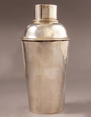 שייקר כסף סטרלינג. גובה: 19.5 ס"מ. משקל: 266 גרם. חתום. דנט קל.