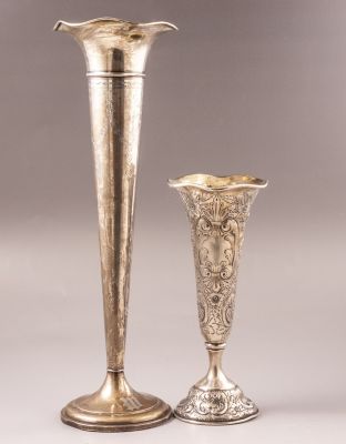 אגרטלי כסף סטרלינג. לוט שני אגרטלי כסף סטרלינג (מוכבדים). מעוטרים בעבודת ריקוע וחריטה עם מוטיבים 