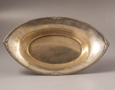 קערת כסף גרמנית. קערת כסף 800 גרמנית. מידות: 32.5X19X7 ס"מ. משקל: 301 גרם. חתומה.