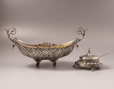 קערה וכלי לדבש מכסף, הצורפים. לוט כלי כסף סטרלינג תוצרת הצורפים כולל קערה וכלי לדבש/סוכר. הקערה 